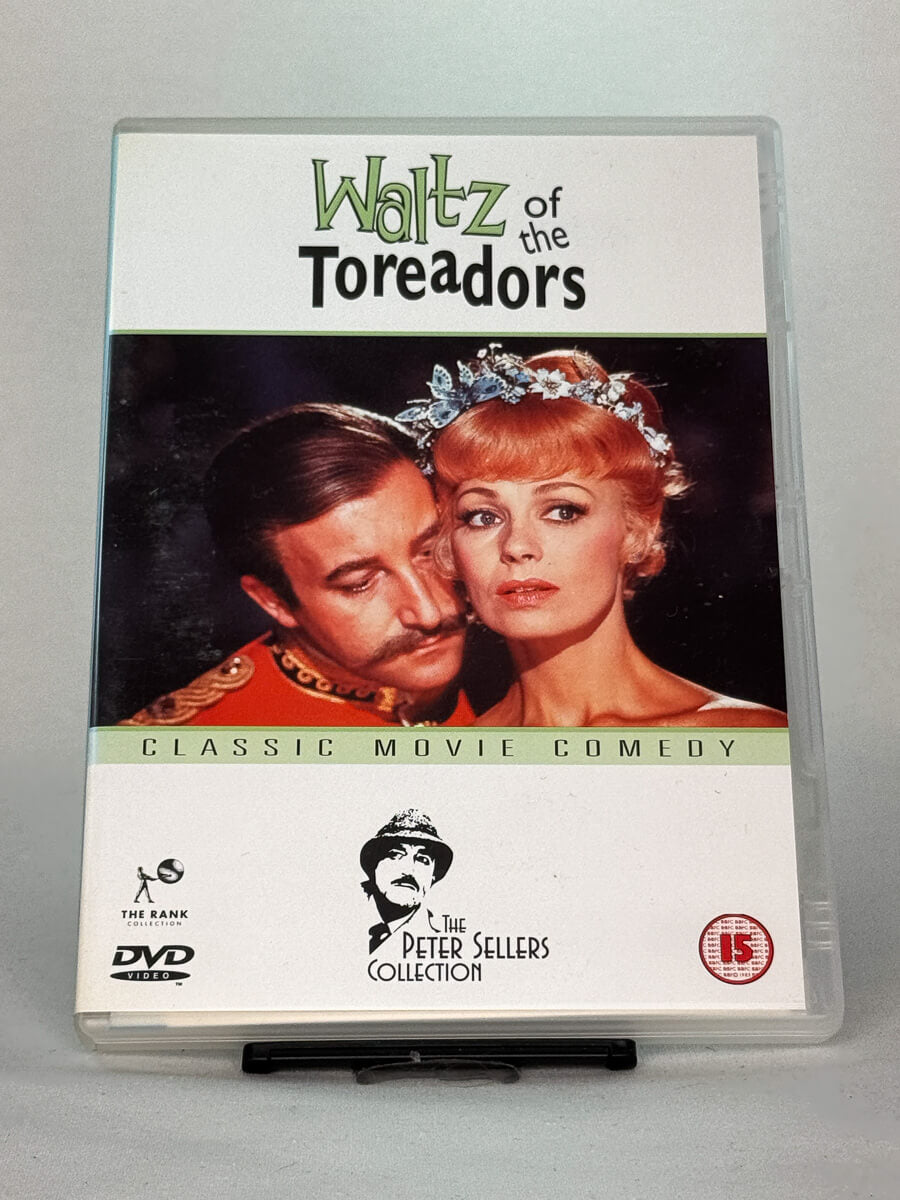 Forside av DVD-cover til Waltz of the Toreadors – romantisk komedie med Peter Sellers, klassisk britisk film i brukt DVD-utgave fra Brukbar Film.