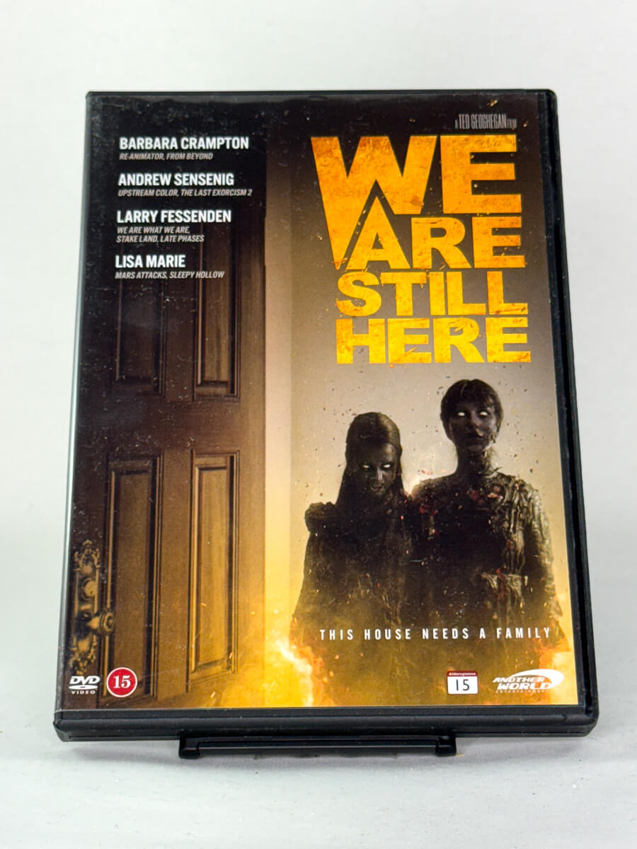 DVD-cover for filmen We Are Still Here, forside bruktfilm hos nettbutikken Brukbar Film