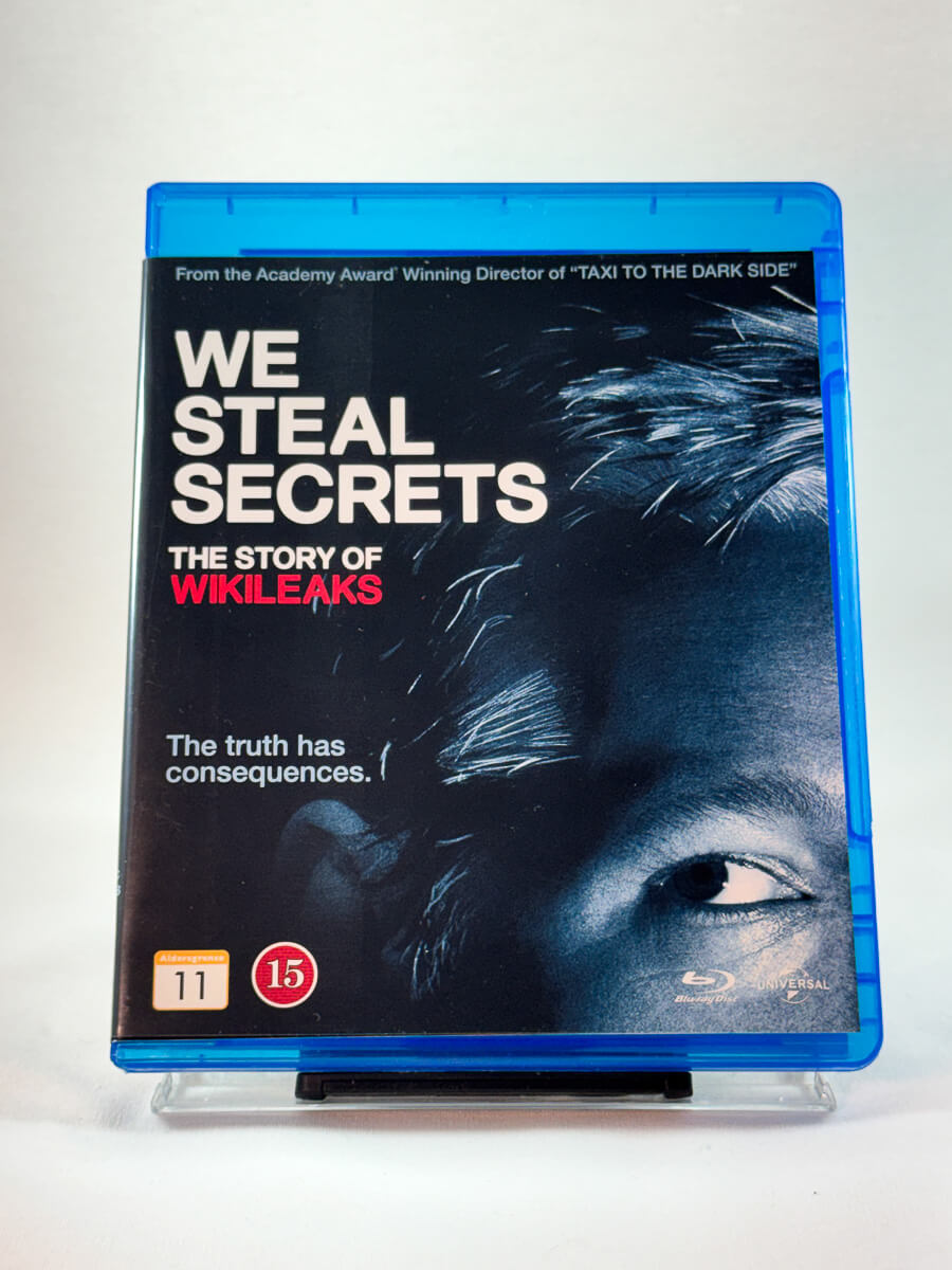 Forside av cover til We Steal Secrets: The Story of WikiLeaks, brukt Blu-ray hos Brukbar Film