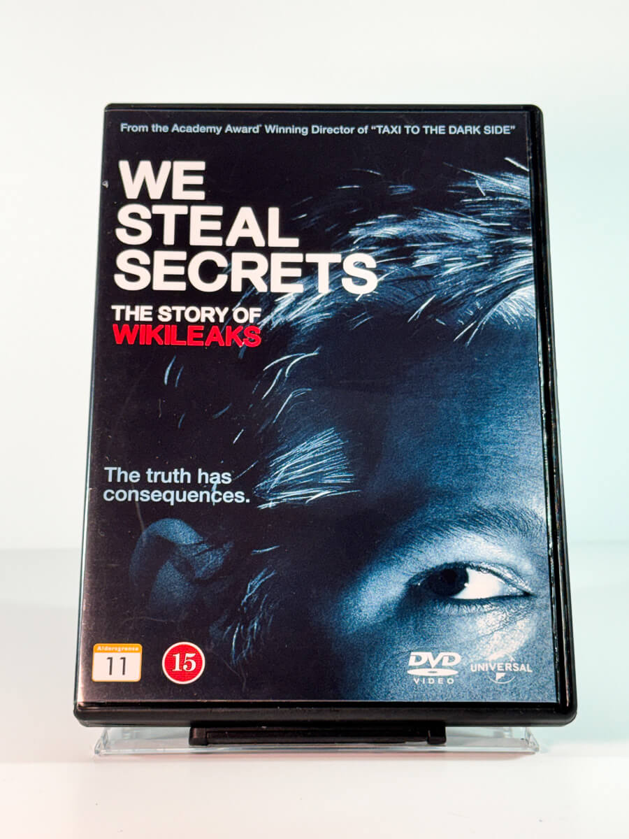 Forside av cover til We Steal Secrets – The Story of WikiLeaks, brukt original DVD hos Brukbar Film