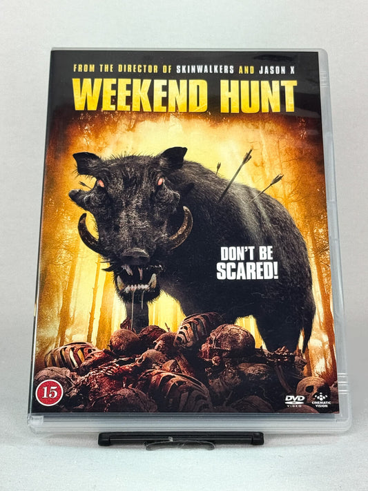 Forside av DVD-cover til Weekend Hunt – brutal creature horror fra regissøren av Skinwalkers og Jason X, brukt DVD hos Brukbar Film.
