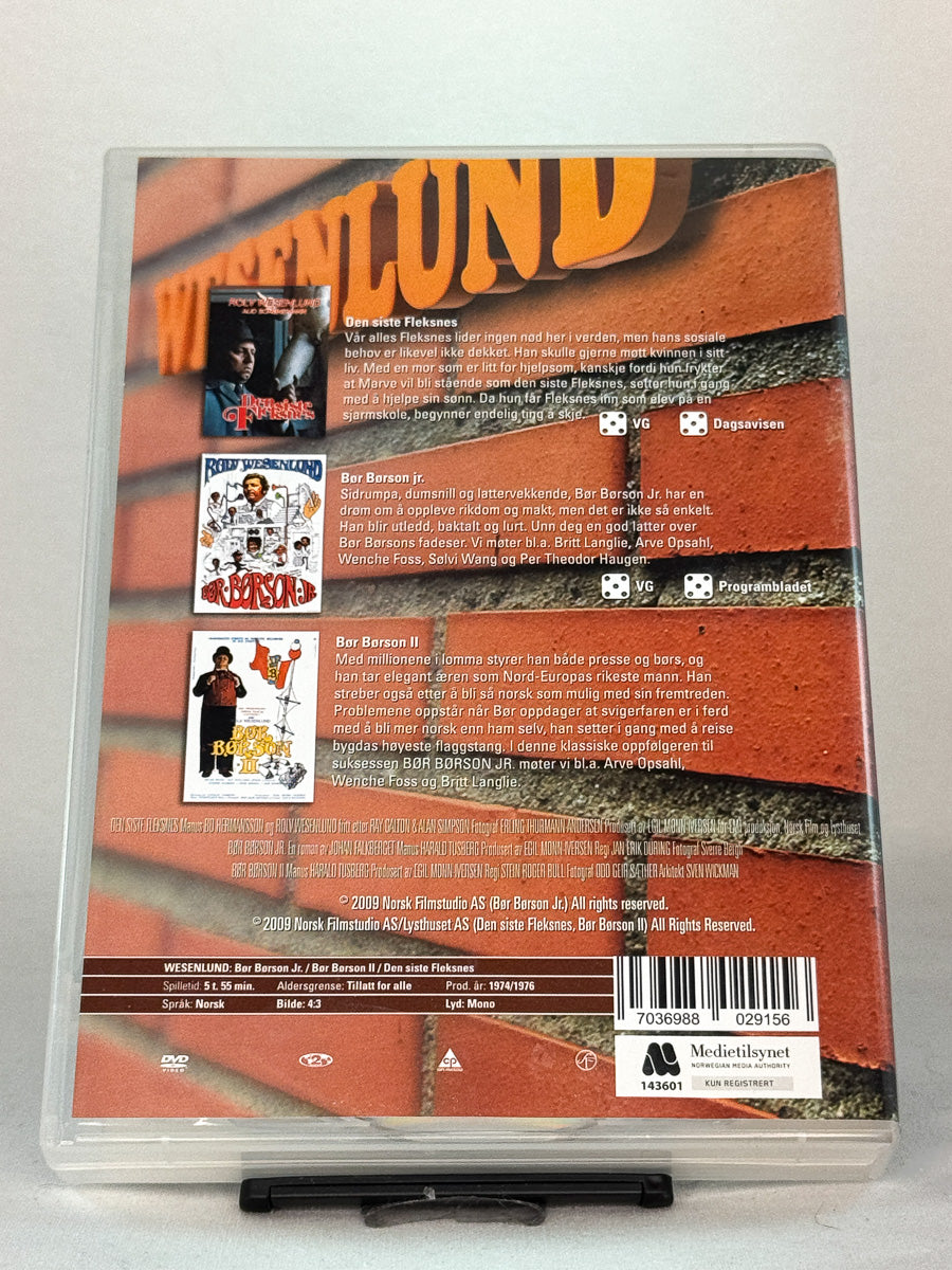 Bakside av DVD-cover til Wesenlund: Den siste Fleksnes / Bør Børson Jr. / Bør Børson II – del av serien Norske Filmperler, tre ikoniske filmer med humor og satire, brukt DVD hos Brukbar Film.