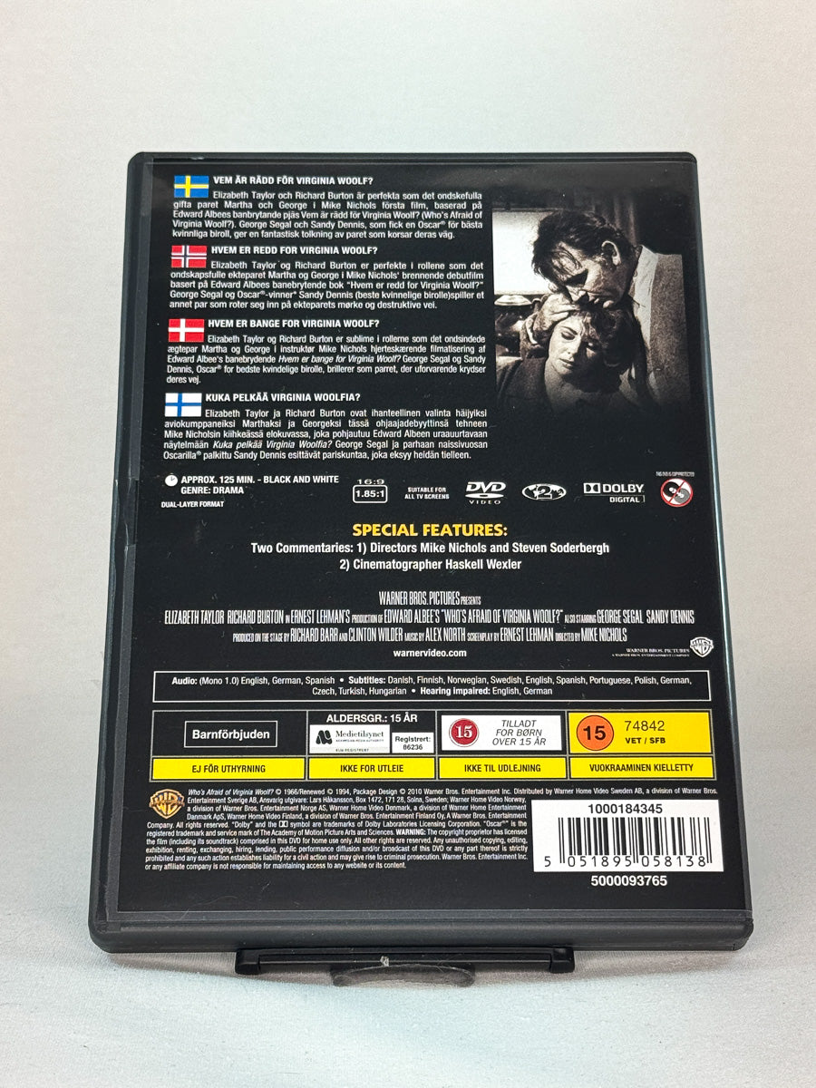 Bakside av DVD-cover for filmen Who’s Afraid of Virginia Woolf? – svart-hvitt klassiker fra 60-tallet med imponerende rollespill, bruktfilm hos Brukbar Film.
