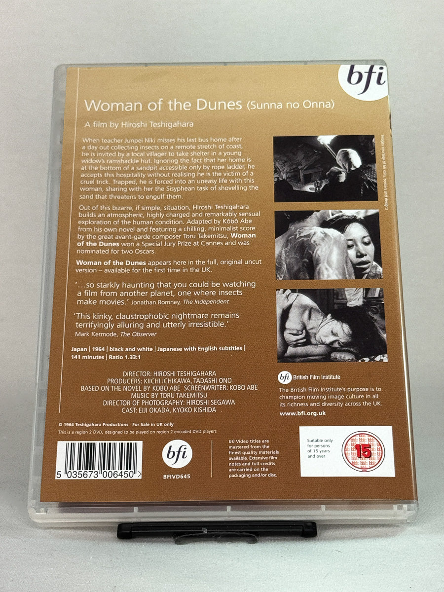 Bakside av DVD-cover til Woman of the Dunes – hypnotisk filmopplevelse basert på romanen av Kōbō Abe, original brukt DVD-utgave tilgjengelig hos Brukbar Film.
