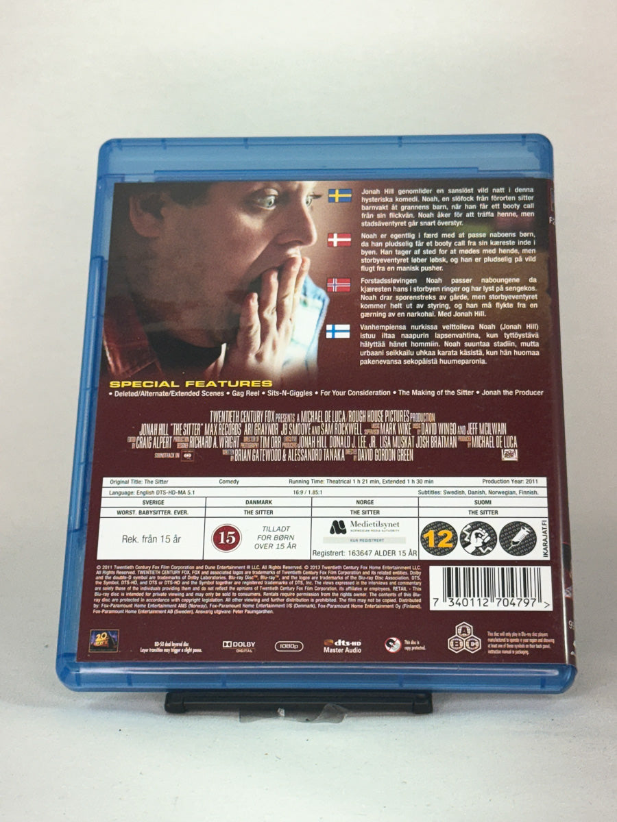 Bakside av Blu-ray-cover til Worst. Babysitter. Ever. – vill og upassende komedie fra skaperne av Superbad, Blu-ray-utgave hos Brukbar Film.