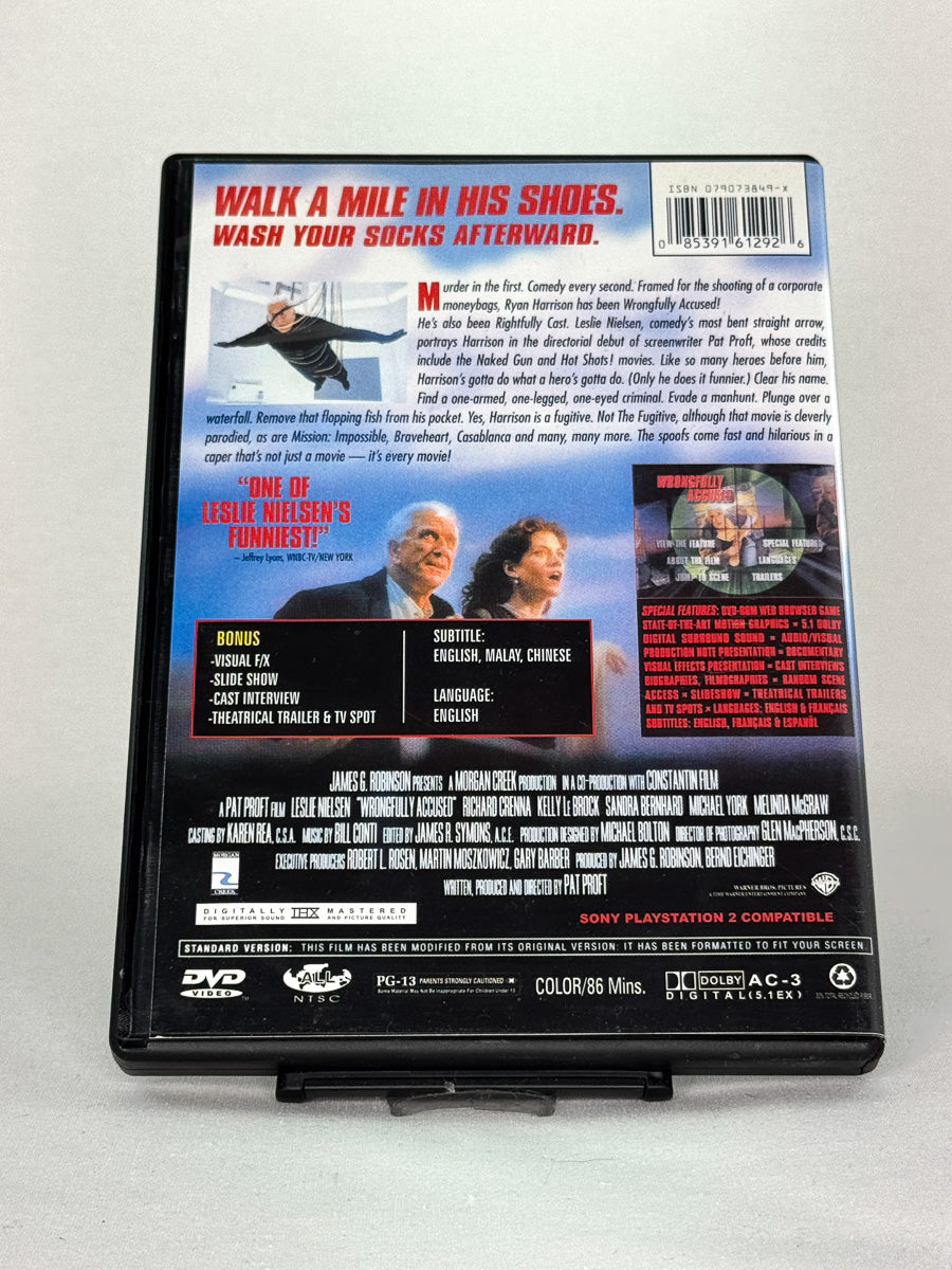 Bakside av DVD-cover til Wrongfully Accused – brukt DVD med parodiklassiker fra 90-tallet, tilgjengelig hos Brukbar Film