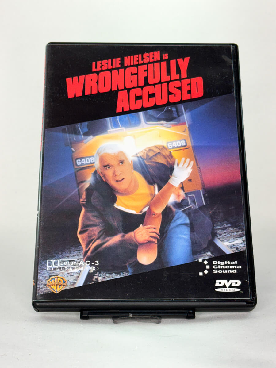 Forside av DVD-cover til Wrongfully Accused – brukt komediefilm på DVD med Leslie Nielsen, kjøp hos Brukbar Film