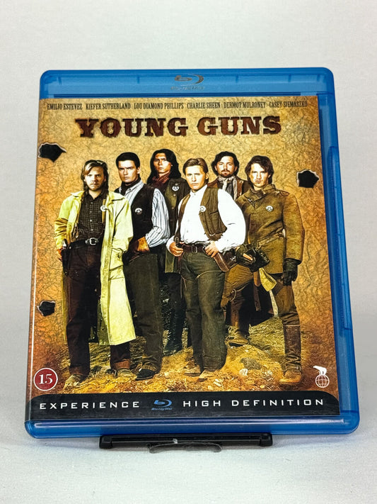 Forside av Blu-ray-cover til Young Guns – westernklassiker med Emilio Estevez, Kiefer Sutherland og Charlie Sheen, brukt film hos Brukbar Film.