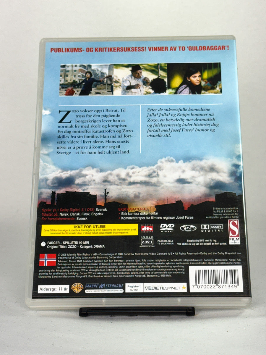 Bakside av DVD-cover for filmen Zozo – brukt originalfilm på DVD, tilgjengelig hos Brukbar Film